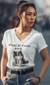 Photo de face du T-shirt col v Désolé de t'avoir griffé blanc- capricedechat