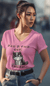 Photo de face du T-shirt col v Désolé de t'avoir griffé rose - capricedechat
