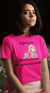 T-shirt-style-du-jour-decontractee-avec-une-touche-depoils-de-chat-rose-fonce-capricedechat